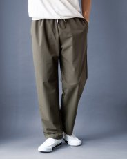 画像1: 4way Nylon Easy Taperd Pants｜KAHKI (1)