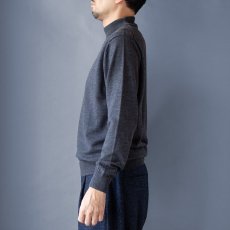 画像4: 12G LIGHT WEIGHT MERINO MOCK NECK｜DARK GREY (4)