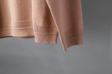 画像8: 18.5μm ウールVネックセーター｜キャメル (8)